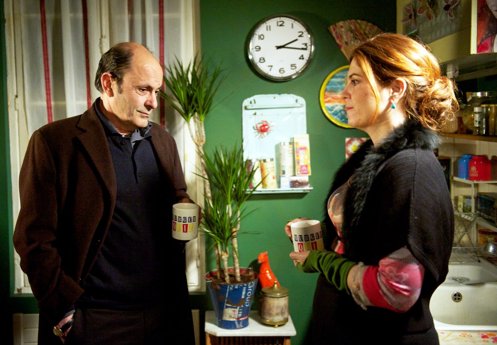 Comme il fait bon vivre dans cette cuisine... Note les mugs quand même.