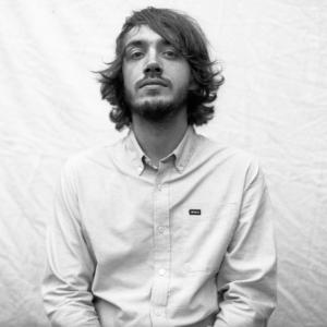 Il avait les cheveux bien plus courts en réalité.