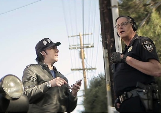 Marylin Manson joue très bien la comédie.