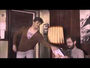 Putain, le mec qui lit là, c'est Daft Punk!!! C'est un Daft Punk!!!